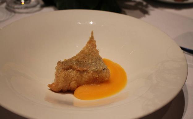 Merluza de pincho con mahonesa ahumada de pimientos.