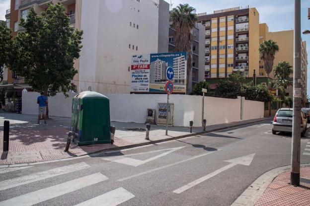 El solar se encuentra en uno de los pasos más transitados del barrio costero del centro de Almería./IDEAL