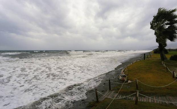 Temporal en la costa granadina./JAVIER MARTÍN