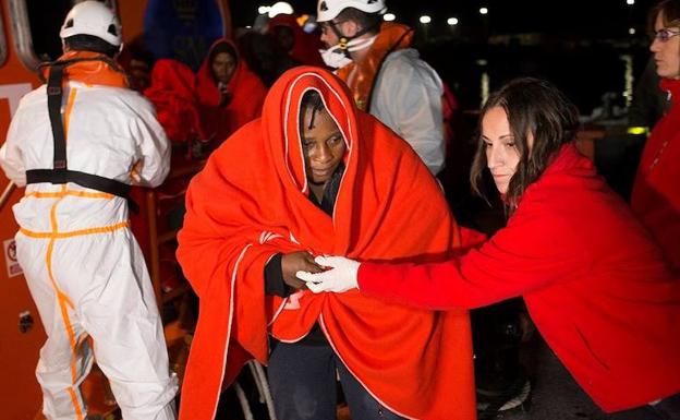 Uno de los rescatados, atendido en Motril. /Paquet (Efe)