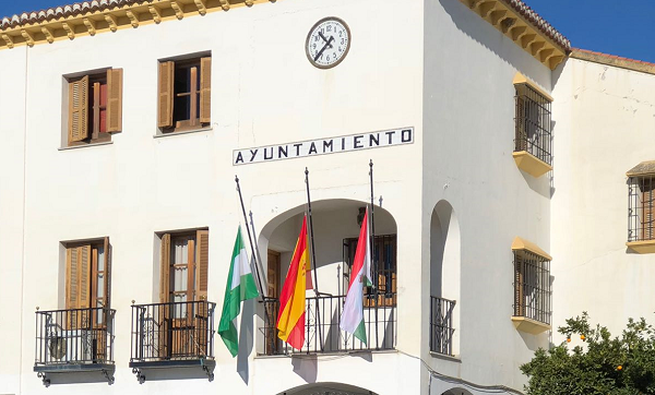 Banderas a media asta en señal de luto en Fuente Vaqueros por la muerte de Juan de Loxa. /R. I.