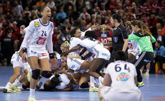 Las jugadoras de la selección francesa celebran su título del mundo. /EFE