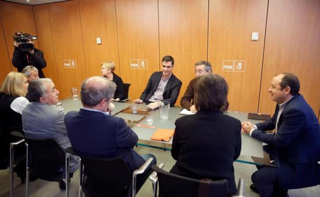 El secretario general del PSOE, Pedro Sánchez (2d), en la reunión de hoy./Paco Campos (Efe)