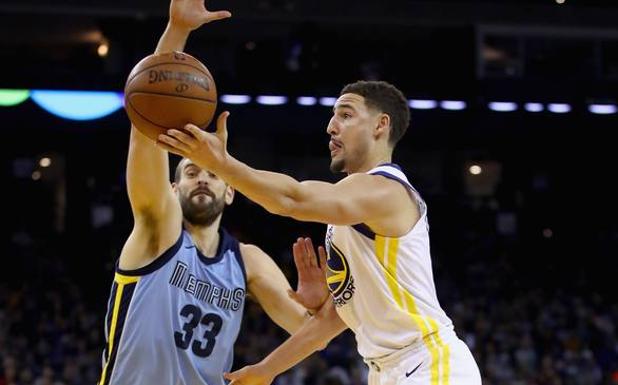 Marc Gasol intenta taponar un lanzamiento de Klay Thompson.