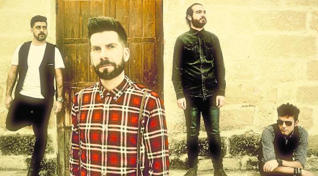José Gómez, en primer término, junto al resto de componentes de la banda. :: ideal/IDEAL