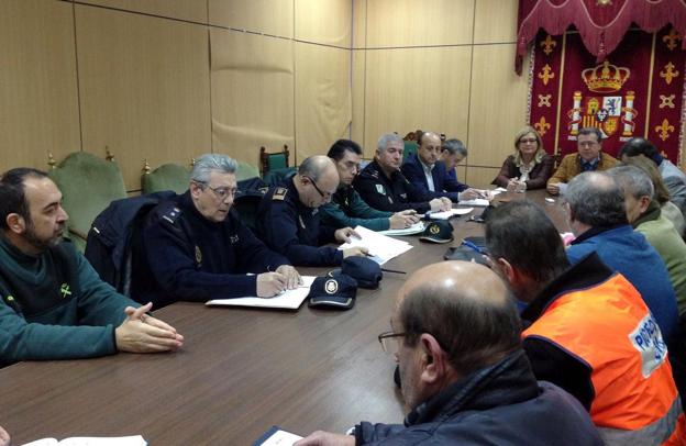La reunión sirvió para conocer las medidas de seguridad ciudadana que se tomarán en Linares durante la Navidad. /ENRIQUE