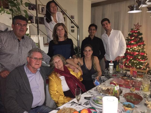 Lucía Morente, arriba en la foto, junto a su familia y a Mezbahul Haque, segundo por la derecha. /IDEAL