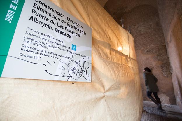 La limpieza del Arco de las Pesas es una actuación de la Junta en el barrio, donde en la actualidad trabajan también Ayuntamiento y Gobierno./Alfredo Aguilar