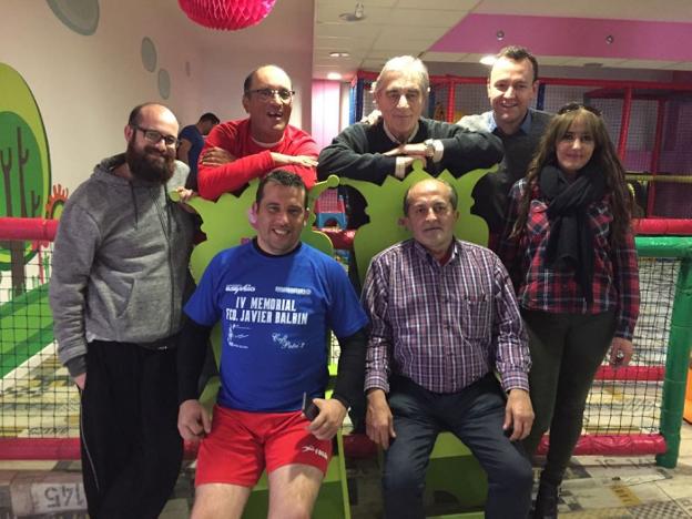 Víctor Hernández, Paco Sánchez, Díaz Casimiro, Kandy Ruiz y Rodríguez Medina, en la zona infantil de Macrobocatas./IDEAL
