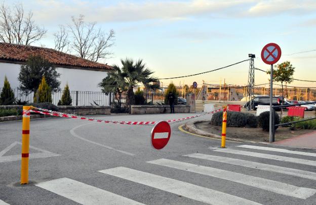 Este solar municipal es muy utilizado por los vecinos para estacionar sus coches por el centro./ENRIQUE