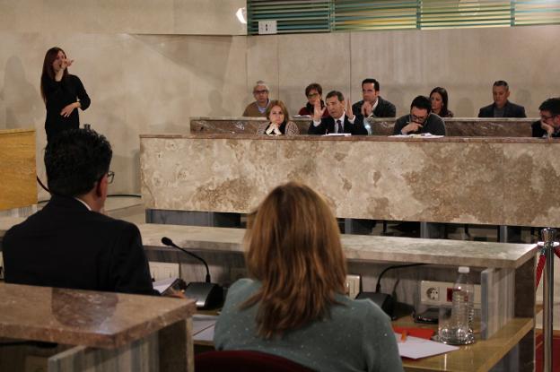 El portavoz del Grupo Municipal Socialista, Juan Carlos Pérez Navas, con el uso de la palabra en la sesión plenaria de ayer en el Ayuntamiento de Almería./S.G.H.