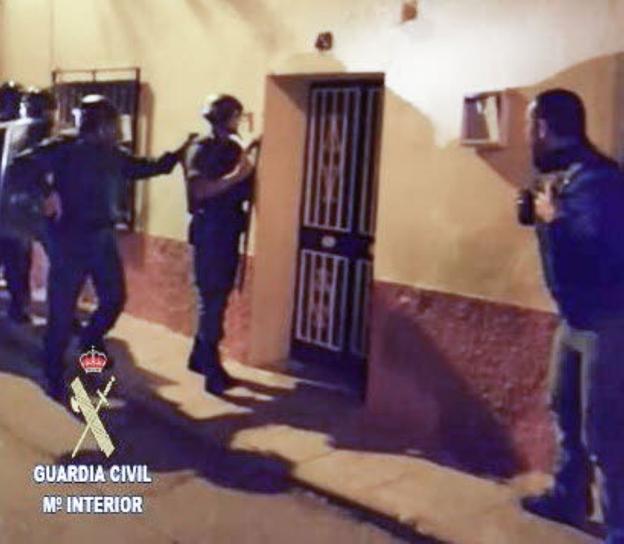 Agentes de la Guardia Civil, durante la detención del acusado./G.C.