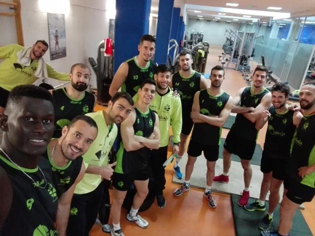 La plantilla al completo pasó por una primera sesión de pesas en el gimnasio del Pabellón Moisés Ruiz en su primer día de trabajo tras las vacaciones. l/IDEAL