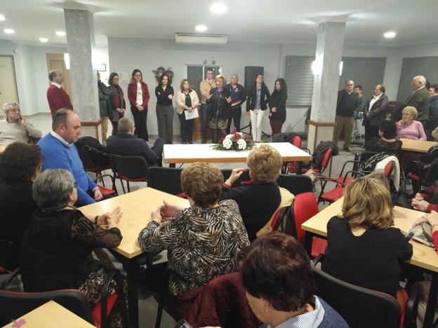 La delegada de Igualdad, Salud y Políticas Sociales, Teresa Vega, se dirige a los asistentes a la inauguración del centro./IDEAL