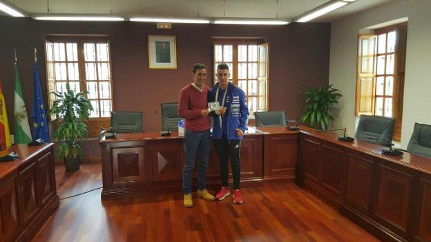 El bicampeón Cristóbal Galera, junto con Juan Ibáñez, concejal de Deportes de Huércal de Almería./IDEAL