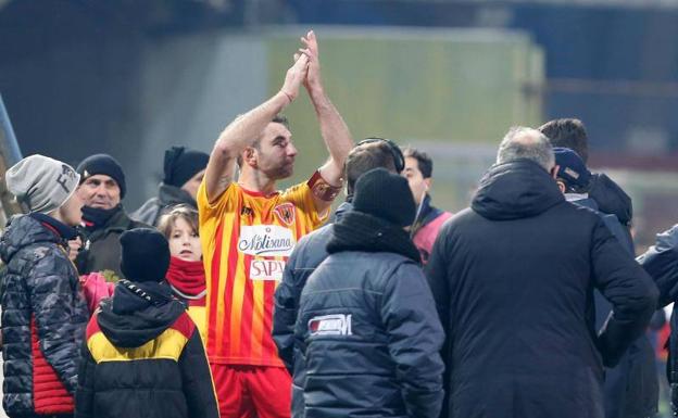 Fabio Lucioni, capitán del Benevento, celebra el histórico triunfo. /Efe