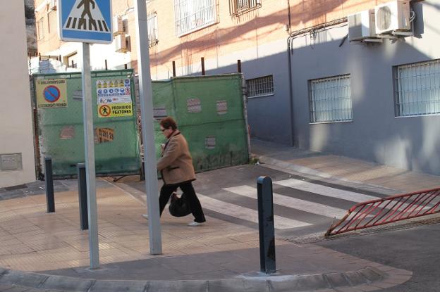 Una mujer pasea frente a la calle Pósito, la que pretende el Ayuntamiento urbanizar./S.G.H.