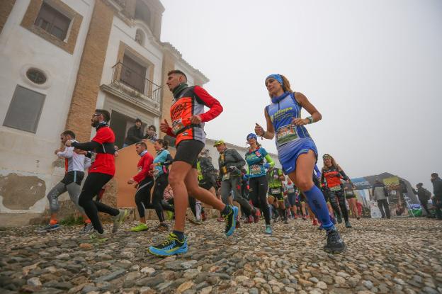 Salida de la prueba de 25 kilómetros con San Miguel Alto al fondo./RAMÓN L. PÉREZ