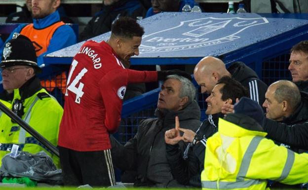 José Mourinho, con Jesse Lingard. /EFE