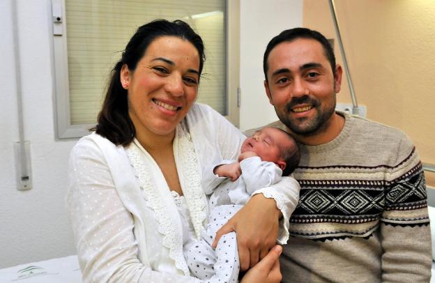 Los padres de Manuel Jesús, de Baños de la Encina, sonríen con él en brazos en el Hospital de San Agustín de Linares. :: Enrique/