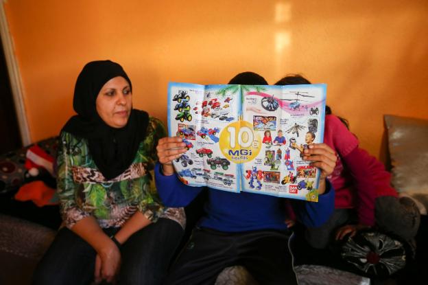 Khadija, de 42 años, es madre de un niño y una niña de 7 y 10 años. Los tres viven en Granada con 400 euros al mes. No tendrán día de Reyes./RAMÓN L. PÉREZ