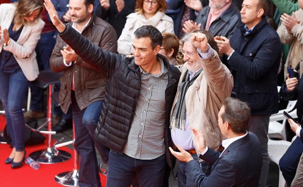 José Antonio Pérez Tapias junto a Pedro Sánchez en un mitin el pasado 26 de noviembre. /IDEAL