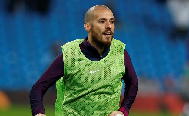 Silva, calentando en el Manchester City-Watford/Reuters