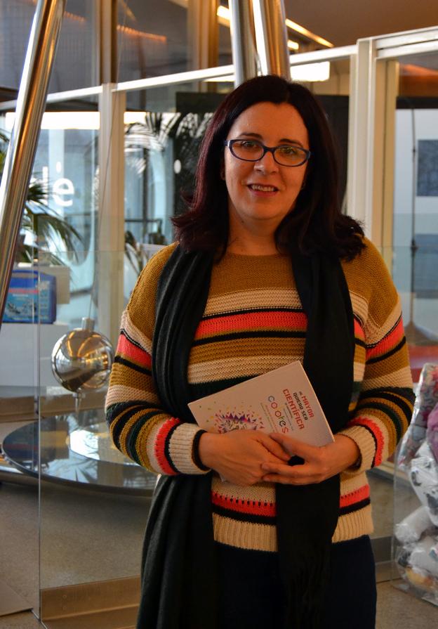 María José García Duarte posa con su nuevo libro./A. A. M.