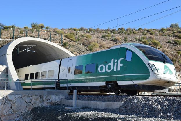 El tren laboratorio de Adif, durante el primer recorrido por la línea que se llevó a cabo el día 1 de diciembre./IDEAL