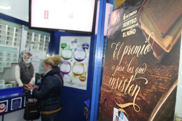 Una mujer compra lotería en la Administración 1 de Jaén capital./M. Á. C.