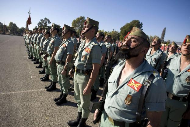 Legionarios de la Brigada Ligera despiden a un contingente en su base de Almería./EFE
