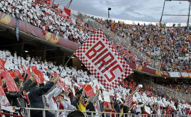 Miembros de los 'Biris', en las gradas del Sánchez Pizjuán. /Julio Muñoz (Efe)
