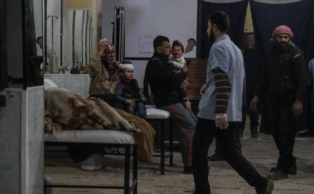 Varios heridos son atendidos en un hospital sirio tras un bombardeo sobre zonas rebeldes./Mohammed Badra (Efe)
