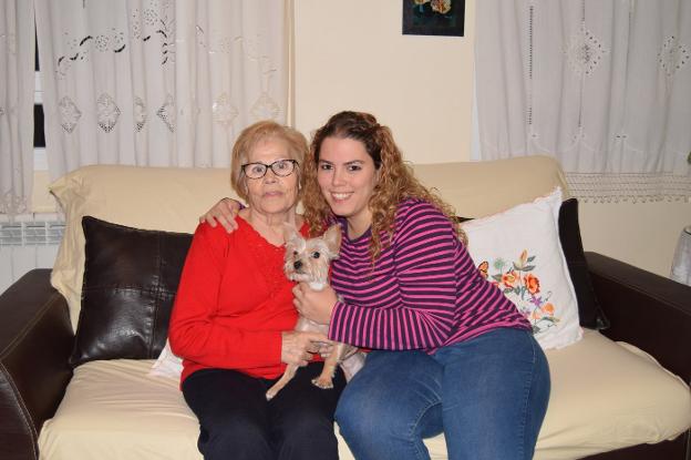 Purificación Anguita, Yolanda Sánchez y su perra Luna, en la casa que comparten desde mayo./IDEAL