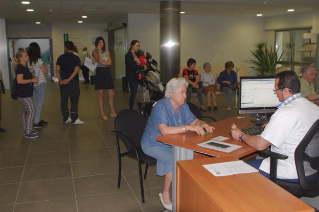 Pacientes en espera en el centro de salud del Bulevar, en una imagen de archivo./M. Á. C.