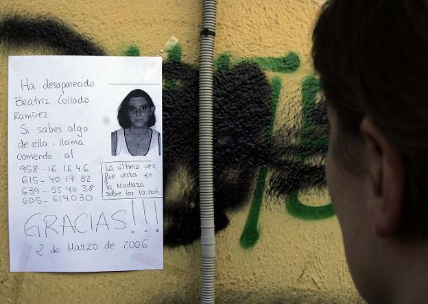 Un joven lee la nota de la desaparición de Beatriz Collado./L. R.