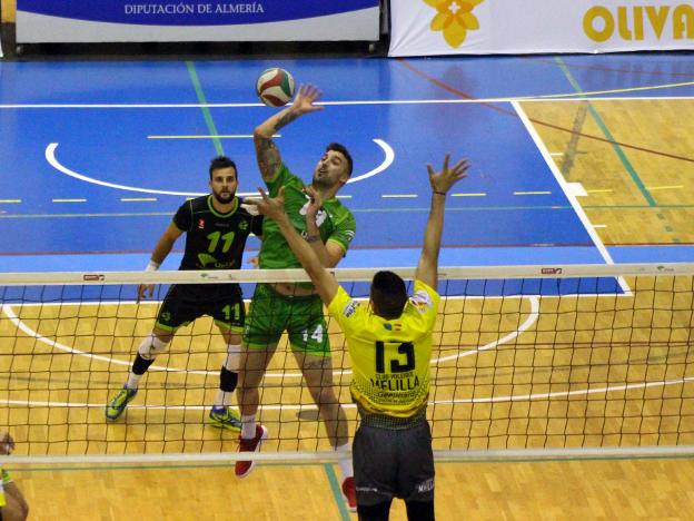 Borja Ruiz supera el bloqueo melillense en un partido cómodo para los blanquiverdes./RFVEVB