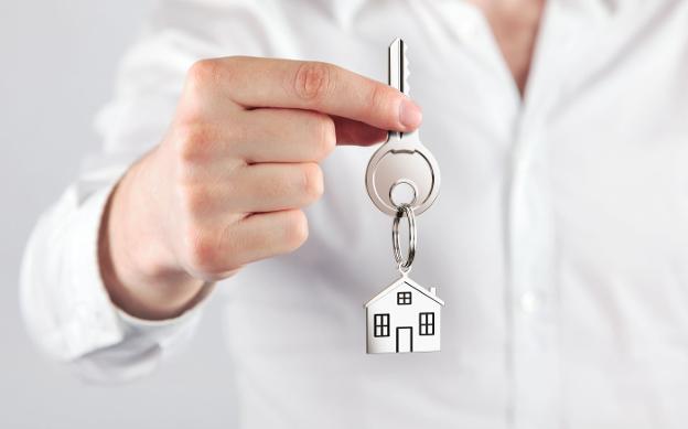 Un hombre sujeta las llaves de una nueva vivienda./FOTOLIA