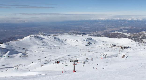 La borrasca ha sido generosa con la Estación Invernal de Sierra Nevada./IDEAL