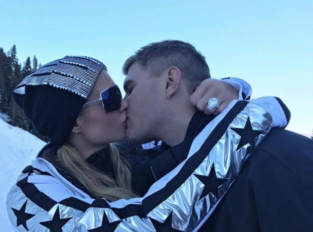 Paris Hilton, con el anillo visible en la mano, se besa con Chris Zylka en Aspen./INSTAGRAM