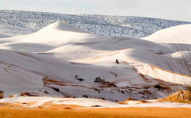 Nieve en el Sahara: la hipnótica belleza del famoso desierto de blanco