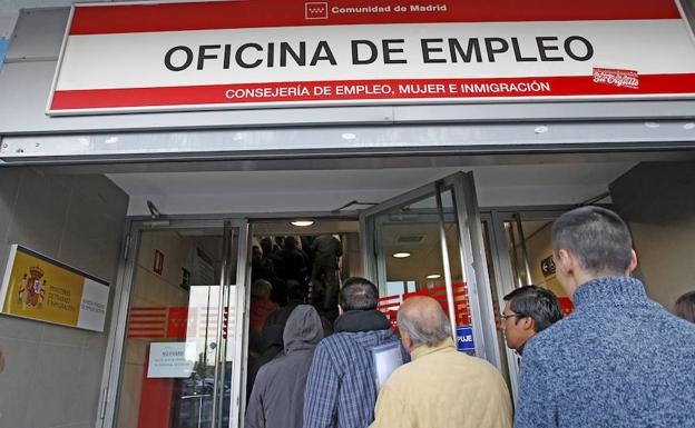 El Constitucional anula el decreto de ayuda de 426 euros a parados de larga duración