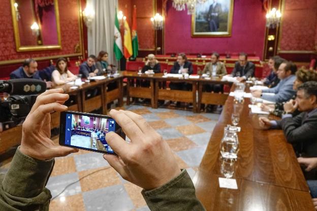 Imagen de una comisión de Economía del Ayuntamiento de Granada./RAMÓN L. PÉREZ