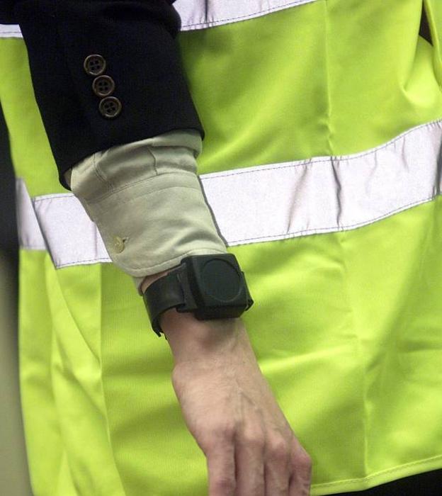 Un hombre muestra un dispositivo de control telemático./IDEAL
