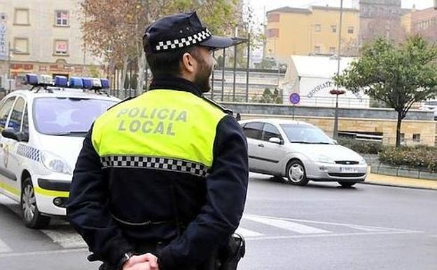 Invita a varios agentes a pasar a su casa y acaba detenido