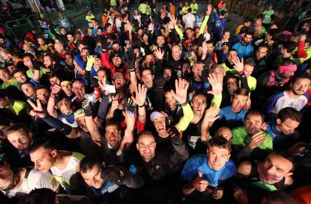 Corredores en la carrera del año pasado./CÉSAR CARCELÉN