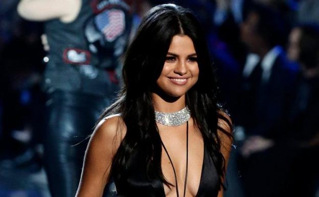 Las sandalias de Selena Gómez que Zara tiene en sus rebajas y puedes comprar con descuento