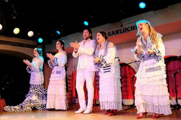 Rafael Amargo, en el centro, junto a parte del elenco que le acompaña en Japón./KANA KONDO