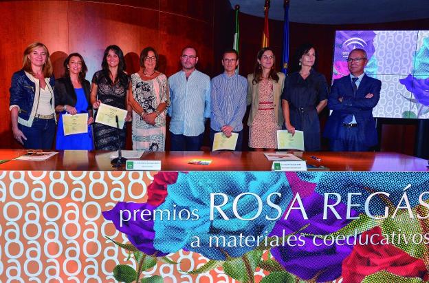 Los galardonados de la pasada edición, tras recoger sus premios en la ceremonia organizada por la Consejería de Educación./IDEAL