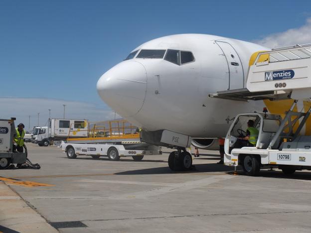 Uno avión espera a que se sitúe la escala de viajeros tras aterrizar en el Aeropuerto de El Alquián./IDEAL
